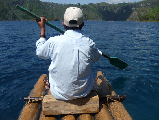Mein Floßsteuermann - kurz dahinter sitze ich mit nassen Füßen