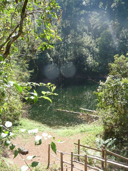 Oben liegt etwas versteckt am Berg eine Cenote