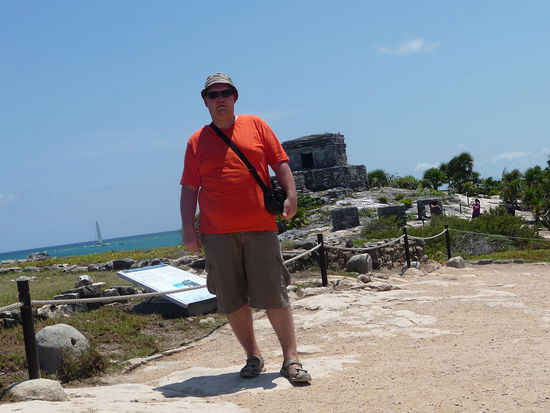 Ich mit Tempel des Windes im Hintergrund