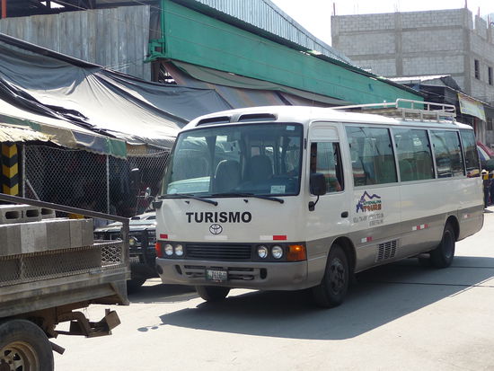 Nach einiger Zeit kommt unser Toyota Bus mit dem wir durch Guatemala fahren werden