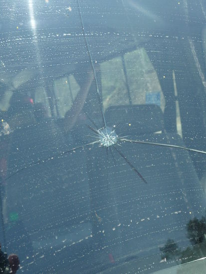 Auch unser Bus hat wie viele Fahrzeuge in Guatemala eine beschädigte Frontscheibe.