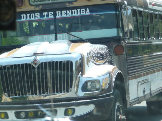 Einer von vielen bunten Chicken Busen in Guatemala