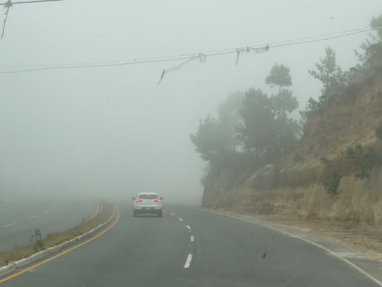 Auf Grund der Höhe wird es immer kälter und dichter Nebel breitet sich aus.