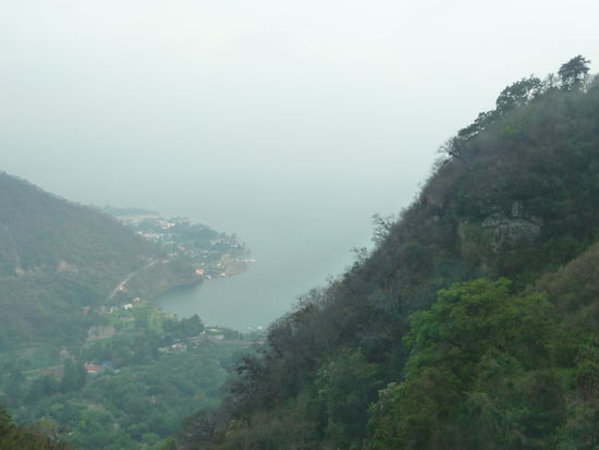 Von Solola kommend sieht man unten schon den Ort Panajachel wo auch unser Hotel liegt.
