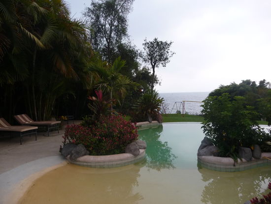 Pool mit Atitlan See im Hintergrund