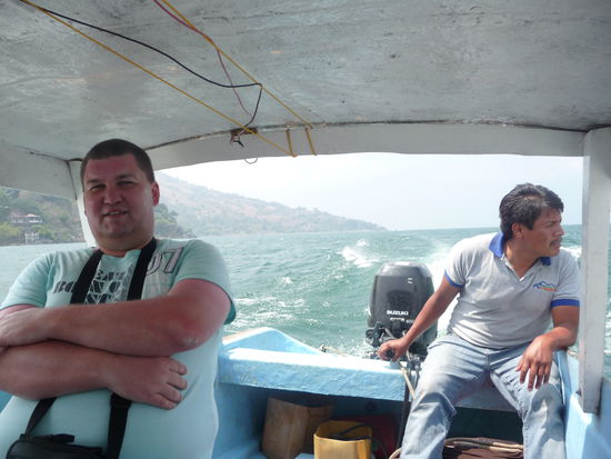Ich vorne links während der Bootsfahrt über den Atitlan See