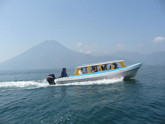 Bootsfahrt über den Atitlan See mit Vulkan im Hintergrund