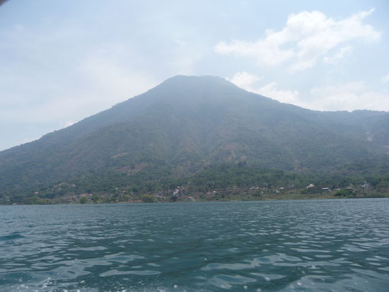 Vulkan am Atitlan See