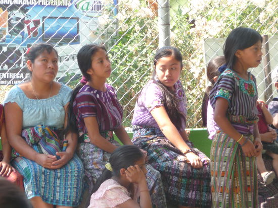 Mehr oder weniger interessierte Zuschauer am Rand