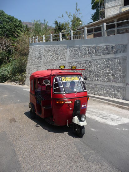 Tuk Tuk die die Dörfer untereinander verbinden