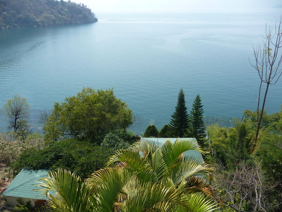 Blick über den Atitlan See vom anderen Ufer aus