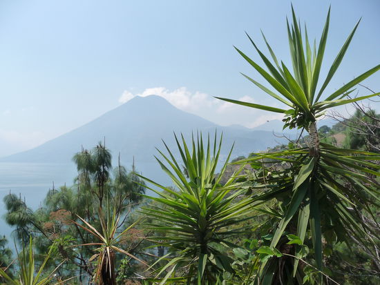 Blick auf Vulkan am Atitlan See