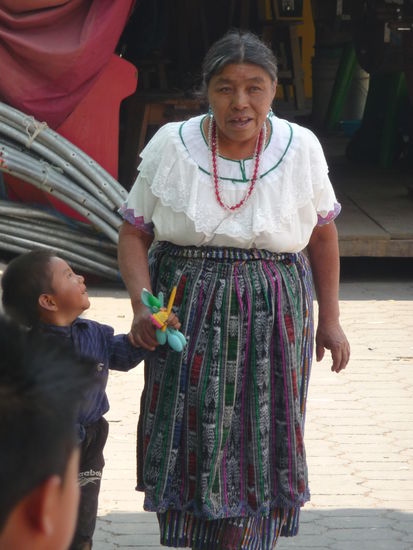 Großmutter und Enkel in einen der Dörfer