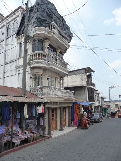 Straße vom Ufer zum Markt in Santiago de Atitlan