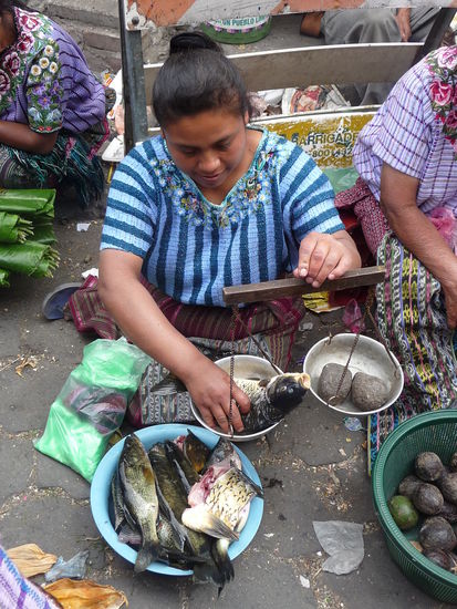 Fischverkäuferin beim wiegen der Ware