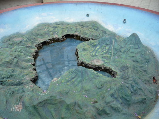 Model des Atitlan Sees mit Vulkanen