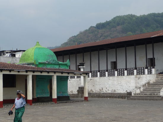 Platz vor der Kirche