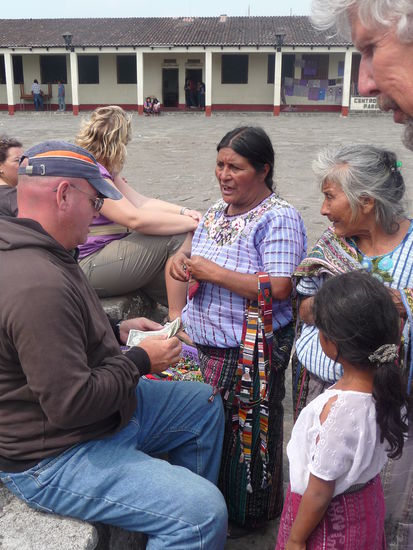 Unser Guide verschenkt Geld an bedürftige Mayafrauen