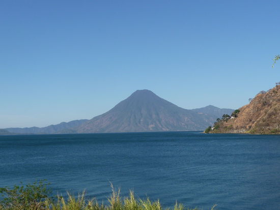 Vulkan am Atitlan See