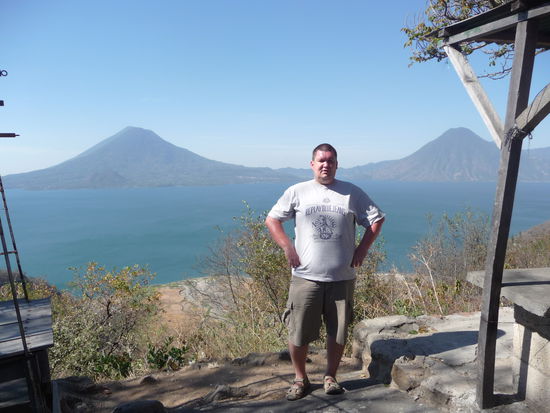 Ein letzter Halt und Blick auf den Atitlan See mit seinen Vulkanen. Im Vordergrund bin ich natürlich nicht zu übersehen.