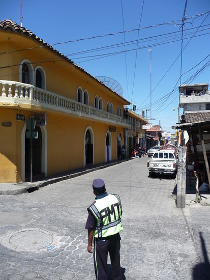 Polizist regelt den Verkehr