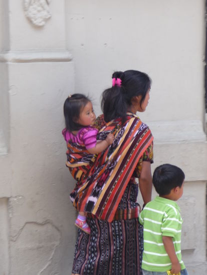 Mayafrau mit Kindern