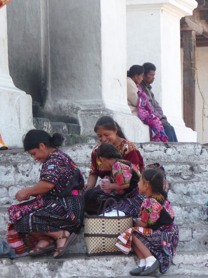 Mayafamilie auf den Stufen des alten Maya - Tempels   vor der Kirche Iglesia de Santo Tomas