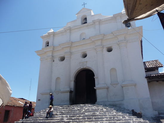 Kirche Iglesia de Santo Tomas erbaut 1540 auf dem Fundament eines alten Maya - Tempels . Die 18 Stufen der Treppe stammen noch vom alten Maya - Tempel und entsprechen dem Monat des Maya Kalenders