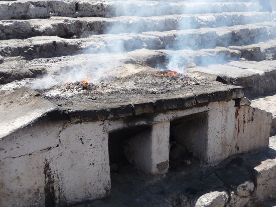 Verbrennen von Weihrauch auf dem Altar vor der Kirche