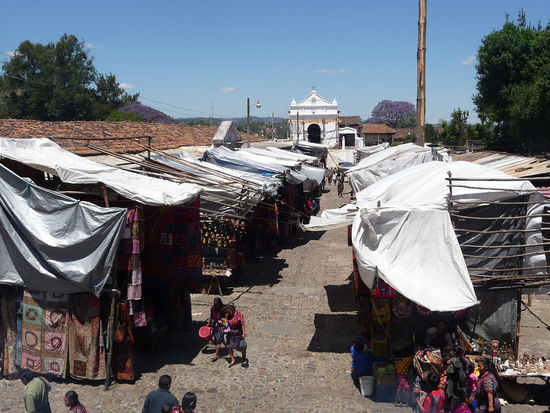 Blick über den Markt auf die Kirche Capilla del Calvario
