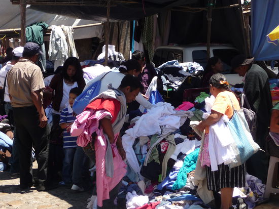 Kleiderverkauf am Markt