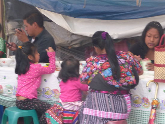 Familie beim Mittagessen