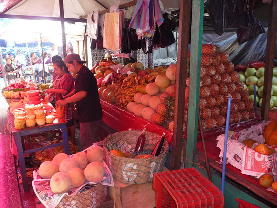 Markt mit viel Obst und Gemüse aus der Region