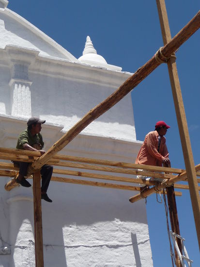 Gerüstarbeiter vor der Kirche