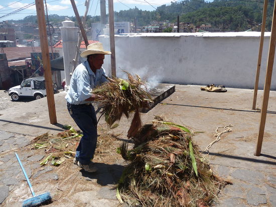 Verbrennungen von Gras an der KIrche Capilla del Calvario