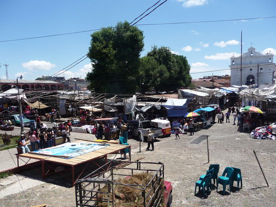 Blick von der Kirche Capilla del Calvario auf Markt und Kirche Iglesia de Santo Tomas
