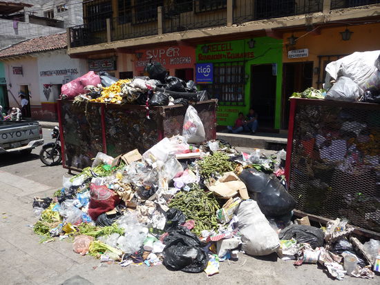 Müllberge im Stadtzentrum