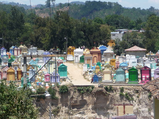 So bunt wie der Friedhof in Chichicastenango sehen vielen in den umliegenden Dörfern aus