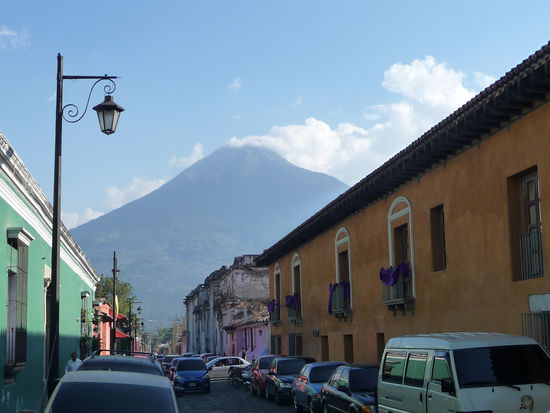 Seitenstraße in Antigua mit Vulkan im Hintergrund