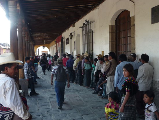 Am Zentral Park ( Zocalo ) Menschen stehen an einer Bank an