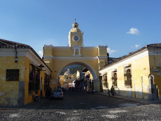 Der Bogen Arco de Santa Catalina wurde gebaut das die Nonnen des Klosters Catalina die Kirche auf der anderen Seite besuchen konnten ohne sich unters Volk zu mischen.Der Bogen gehört neben den vielen Kirchen zum Wahrzeichen von Antigua und gehört wie die gesamte Altstadt zum UNESCO WELTKULTURERBE