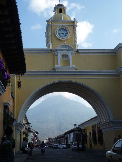 Arco de Santa Catalina mit Vulkan Aqua im Hintergrund