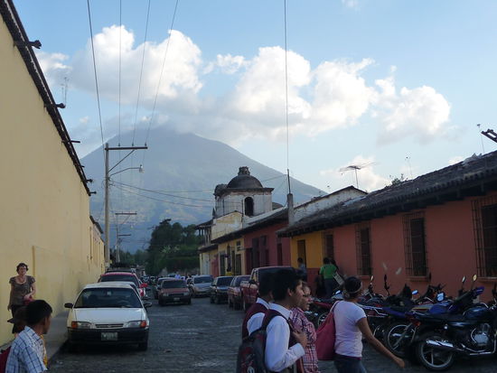Seitenstraße mit Vulkan im Hintergrund