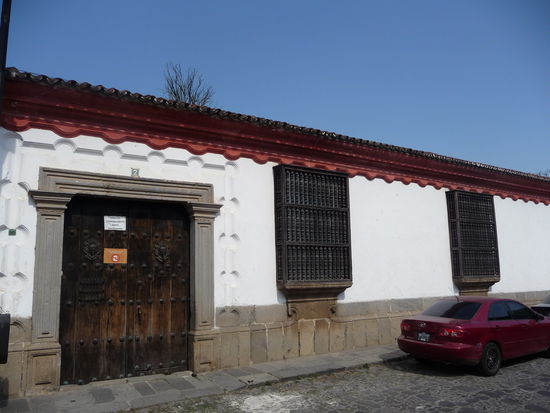 Typisch für die Kolonialstädte der Neuen Welt sind die Gitter der Fenster aus reich verzierten Holz