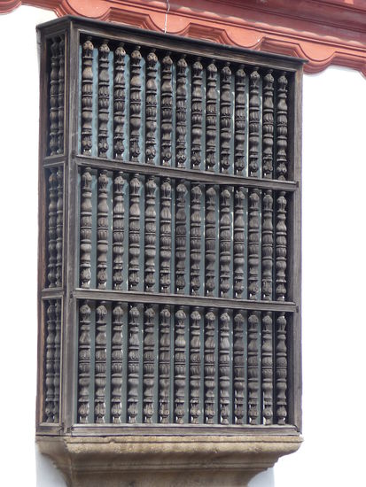 Typisch für die Kolonialstädte der Neuen Welt sind die Gitter der Fenster aus reich verzierten Holz