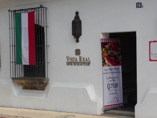 Das es in Antigua auch Touristenpreise gibt zeigt diese Pizeria.
75 Quetzal für eine Piza = 7 Euro .