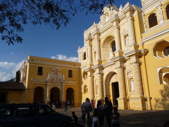 Kirche Convento de la Merced . 1548 wurde mit dem barocken Bau begonnen und nach mehreren Erdbeben wurde Sie wieder restauriert und ist heute sicher eine der schönsten Kirchen von Antigua