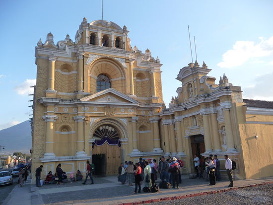 Kirche Iglesia de San Pedro erbaut 1654 und durch Erdbeben zerstört aber immer wieder aufgebaut