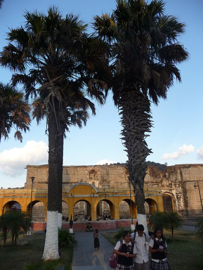 Waschplatz mit Kirche Santa Clara im Hintergrund