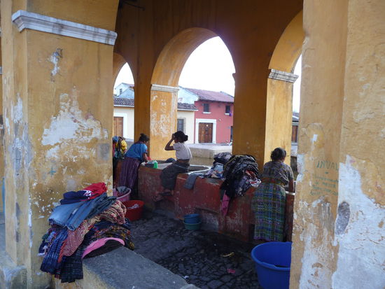 Frauen beim waschen der Kleidung